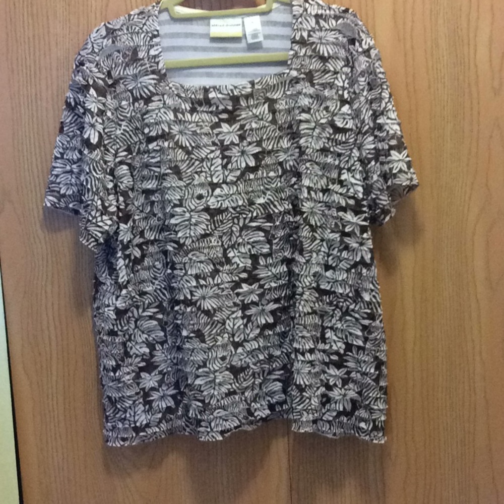 Short sleeve brown and white print top